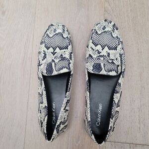 Calvin Klein Women's Snakeskin Loafers - Black and Cream